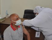 فرق متنقلة لتحصين موظفى ديوان محافظة الوادى الجديد ضد فيروس كورونا.. صور