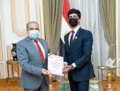 وزير للإنتاج الحربى يكرم الطلاب المصريين الفائزين بـ3 جوائز مسابقة دولية