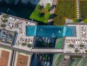 صور جوية مذهلة لأول حمام سباحة معلق فى العالم بالعاصمة البريطانية لندن