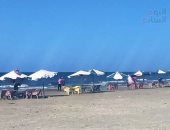 قضى يومك بـ30 جنيها على شاطئ بورسعيد.. تعرف على أسعار الكراسى والشماسى.. لايف