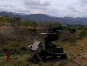 لحظة تجربة روبوت قتالى آلى مزود بمدفع رشاش وقاذفات قنابل فى فنزويلا.. فيديو
