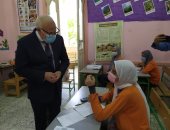 طالبات الإعدادية لـ "محافظ بورسعيد" : الامتحان سهل.. لايف وصور