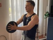 رئيس أوكرانيا يشجع على ممارسة التمارين الصباحية بتمرين لتقويه الذراعين