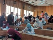 نائب رئيس جامعة عين شمس يتفقد لجان امتحانات كلية الآداب ويناشد بالالتزام بالكمامة