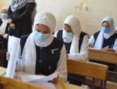 طلاب الشهادة الإعدادية يؤدون أول أيام الامتحانات وسط الإجراءات الاحترازية