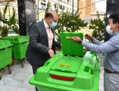 توفير حاويات جديدة لجمع القمامة والمخلفات سعة 400 لتر فى شوارع أسوان.. صور