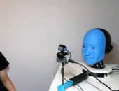 الروبوت إيفا يحاكى التعبيرات البشرية لبناء الثقة مع المستخدمين
