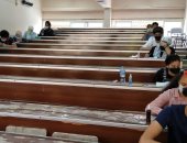  بالكمامات والكحول.. انطلاق امتحانات نهاية العام بجامعة حلوان.. تطبيق الإجراءات الوقائية بصرامة.. تخصيص غرف عزل بالكليات.. منع تجمع الطلاب بعد الاختبار.. وتجارة حلوان تبدأ الماراثون 4 يونيه.. فيديو وصور