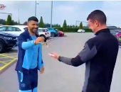 شاهد.. لحظة تنازل أجويرو مهاجم برشلونة عن سيارته لعامل مان سيتي 
