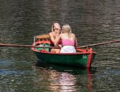 هجرة إلى البحر.. البريطانيون يستمتعون بأول أيام الصيف في لندن.. ألبوم صور