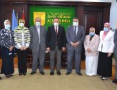 رئيس جامعة الإسكندرية يسلم عمداء 5 كليات عقود مشروعات طلابية 