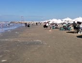 شاطئ بورسعيد كامل العدد.. عائلات وأطفال يسبحون فى البحر المتوسط.. لايف