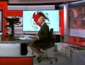 مذيع "BBC" يقدم النشرة الإخبارية مرتديا "شورت" وحذاء رياضيا .. فيديو