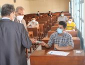 رئيس جامعة الأزهر يوزع هدايا رمزية على الطلاب بالامتحانات ويؤكد: أنتم نماذج مضيئة