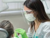 كيف تؤدى قلة غسل الأسنان لزيادة خطر الإصابة بفيروس كورونا؟