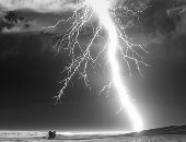 مطاردة البرق.. مصور فوتوغرافي يسعى وراء العواصف.. ألبوم صور