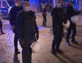الشرطة تجلى الآلاف من شوارع برشلونة لعدم الالتزام بإجراءات كورونا.. فيديو