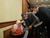 وزير القوى العاملة يسلم 450 عقد عمل لذوى الإعاقة بمبادرة "حياة كريمة".. صور