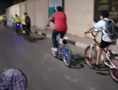 بث مباشر.. شباب ينشرون ثقافة ركوب الدراجات الهوائية فى شوارع الأقصر