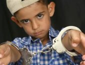 بريطانيا تقبض على أصغر تاجر مخدرات.. عمره 9 سنوات ولا يزال فى مرحلة التعليم الإبتدائى.. تقارير تكشف إمكانية إجباره على الإتجار.. القانون يمنع محاكمته.. والداخلية البريطانية: 16 ألف واقعة مشابهة لاطفال نفس العمر