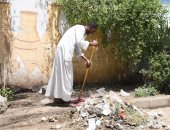 مواطن يطلق حملة لتنظيف الشوارع فى قنا.. والمحافظ يكرمه (صور)