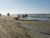 شاطئ بورسعيد يرفع الرايات الحمراء.. وتزايد بأعداد المصطافين "لايف وصور"