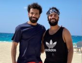 محمد صلاح برفقة شقيقه على الشاطئ.. صور