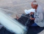 60 سنة فى البحر.. حكاية أقدم صياد بالشبكة على شاطئ الإسكندرية.. فيديو