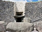 ربط اكتشاف مقبرة بأيرلندا بأهرامات الجيزة لجذب انتباه العالم