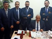 جمارك المطار تحبط تهريب كمية من الأقراص المخدرة وبذور الماريجوانا.. صور