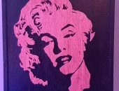 "إسلام" اكتشف موهبة الفنية برسم بورتريهات على لوحات الخشب