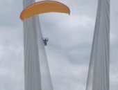 روسى يستخدم طائرة شراعية لاجتياز الازدحام المرورى.. فيديو