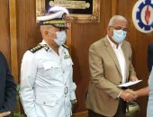محافظ السويس يسلم المواطنين الحافز المالى بمبادرة الرئيس لإحلال السيارات