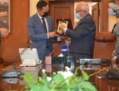 محافظ بورسعيد يستقبل سفير فيتنام بالقاهرة لبحث التوأمة فى الصناعة.. صور