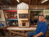 صانع مصغرات يعرض منزل للبيع استغرق  26 عامًا في صناعته .. اعرف القصة
