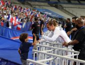 جريزمان يهدى حذائه لطفل بعد نهاية مباراة فرنسا وبلغاريا استعدادا لـ"يورو 2020"