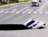 كاميرا مراقبة ترصد لحظة سقوط سيارة فى حفرة عملاقة بالصين.. فيديو وصور