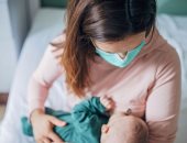 الرضاعة الطبيعية وكورونا.. الاحتياطات الواجب اتخاذها عندما تكون الأم مصابة بفيروس كورونا.. الحفاظ على النظافة الشخصية أمر ضرورى.. وارتداء القناع مهم للأمهات حال الإصابة الشديدة.. والكمامة والدرع ممنوعان للأطفال