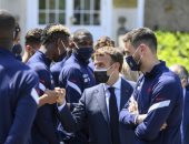 ماكرون يؤازر منتخب فرنسا قبل يورو 2020 وينصح مبابى.. صور