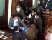 "بدلة vs طرطور".. شاهد كيف تحول الخلاف السياسى لخناقة شوارع داخل البرلمان البوليفى