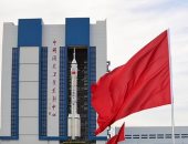 صاروخ صينى على منصة الإطلاق لنقل الرواد للمحطة الفضائية الجديدة