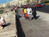 كورنيش الإسكندرية يوم الجمعة.. أيس كريم وذرة وجرى وفسحة وصيد.. لايف وصور