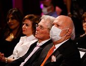 حفل توزيع جوائز مهرجان المركز الكاثوليكى بحضور حسين فهمى وإلهام شاهين.. فيديو