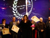 مهرجان المركز الكاثوليكى يكرم الكينج محمد منير وهالة صدقي تتسلم جائزته