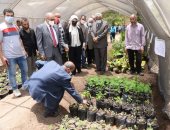 رئيس جامعة أسيوط يتفقد صوبة إنتاج نباتات الزينة النادرة وتدريب طلاب الزراعة