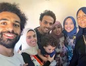 رواد مواقع التواصل يتداولون صورة عائلية لـ محمد صلاح أثناء إجازته بمصر
