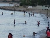 هروب المواطنين من حرارة الجو والزحام إلى شواطئ العين السخنة.. صور