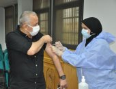 جامعة حلوان تعلن استمرار تطعيم هيئة التدريس والعاملين بلقاح كورونا.. صور