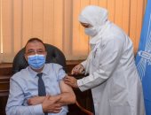محافظ الإسكندرية يتلقى لقاح كورونا ضمن الحملة القومية لتطعيم المواطنين