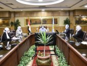 محافظ الغربية يجتمع بأعضاء مؤسسة حياة كريمة بالغربية